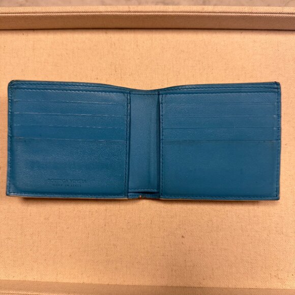 Bottega Veneta Intrecciato Bi-Fold Wallet with Contrasted Interior - Picture 8 of 8